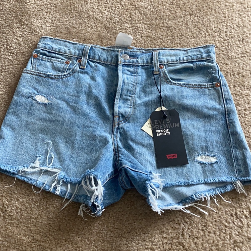 Levi’s ripped style